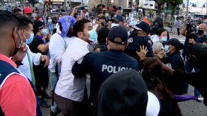 Los manifestantes forcejearon con miembros de la Policía Nacional. Los manifestantes forcejearon con miembros de la Policía Nacional.