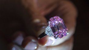 Diamante rosado es subastado por más de 50 millones