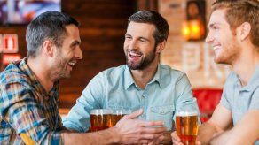 Estudio: Hombres necesitan salir con amigos dos veces por semana