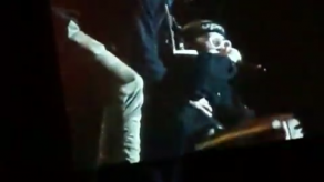 Bad Bunny sufre accidente en tarima en concierto en Panamá