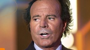 Julio Iglesias responde a denuncias por presuntos delitos sexuales y trata de personas.