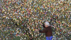 Alemán decora su árbol con 10.000 huevos de Pascua