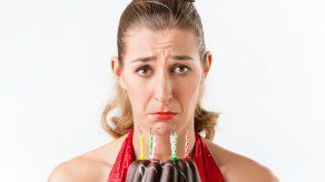 ¿Por qué no debemos soplar las velitas del pastel?