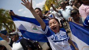 Policía repele a opositores que protestaban contra Ortega cerca de Catedral