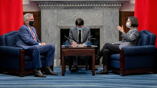 La presidenta de Taiwán, Tsai Ing-wen, hablando con Eric Holcomb, gobernador republicano del estado estadounidense de Indiana.