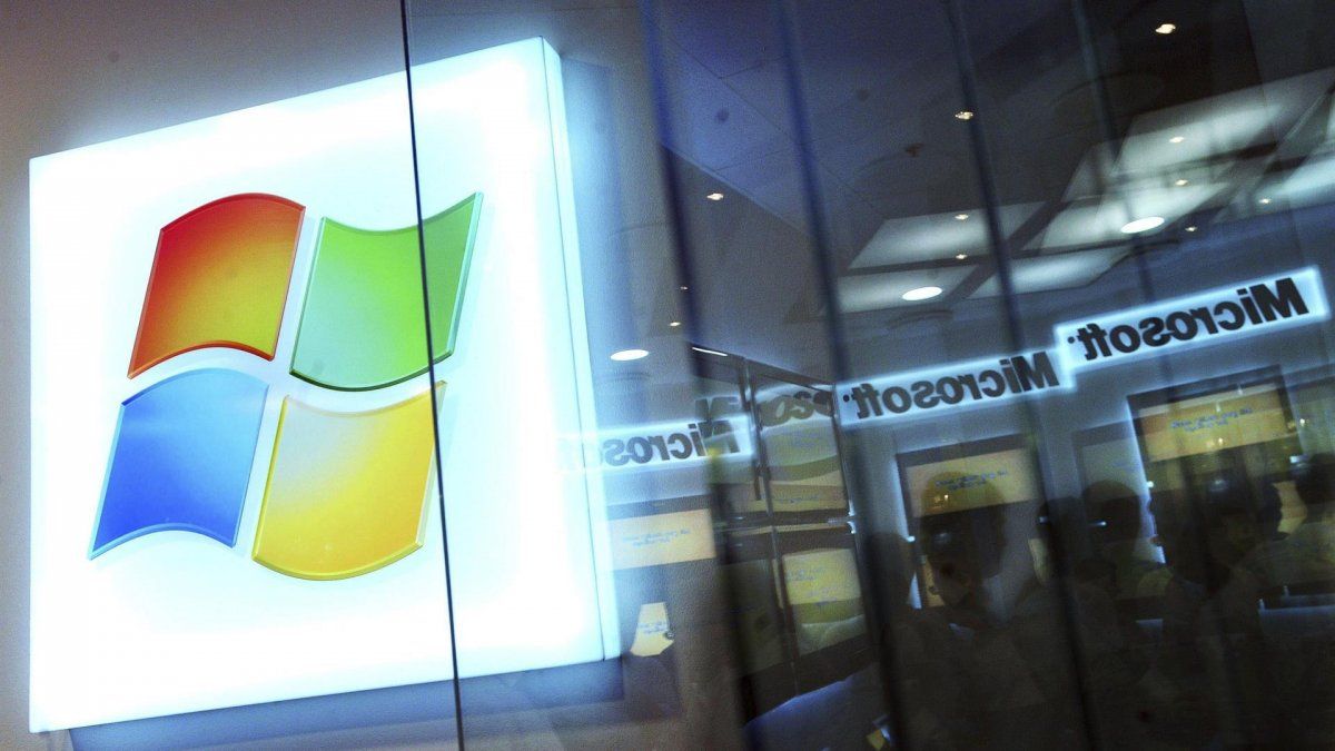 Logo de Windows en una tienda Microsoft en Budapest.