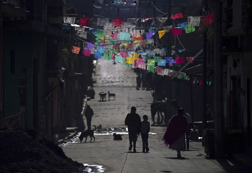 Las frías mañanas de invierno en Comachuén son un regreso a otra época. Los hombres están de regreso en el pueblo por el paro estacional del trabajo agrícola en Estados Unidos.