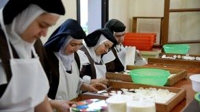 Monjas paraguayas preparan medio millón de hostias Monjas paraguayas preparan medio millón de hostias
