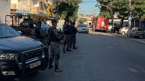 En el enfrentamiento, según la fuerza, fallecieron diez supuestos delincuentes y una vecina que fue alcanzada por una bala perdida en esta favela de Rio de Janeiro.