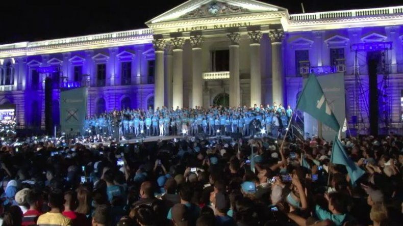 Salvadoreños buscan un nuevo presidente que atienda inseguridad y economía