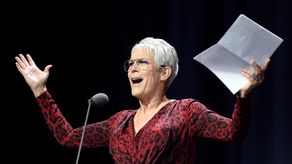 La actriz estadounidense Jamie Lee Curtis logra el Premio Oscar.