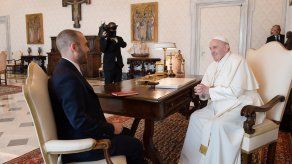 El papa Francisco recibió en audiencia privada al ministro argentino de Economía, Martín Guzmán, que se encuentra en Roma en el marco de la gira que mantiene por varios a países europeos para dialogar sobre la renegociación de la deuda con el Fondo Monetario Internacional (FMI). El papa Francisco recibió en audiencia privada al ministro argentino de Economía, Martín Guzmán, que se encuentra en Roma en el marco de la gira que mantiene por varios a países europeos para dialogar sobre la renegociación de la deuda con el Fondo Monetario Internacional (FMI).