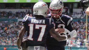 Brown debuta con touchdown en paliza de Patriots a Miami