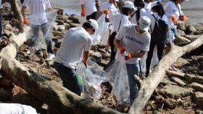 Realizan jornada de limpieza de playa en Panamá Viejo
