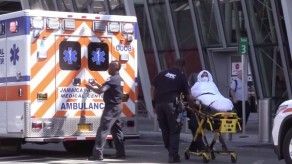 Un avión en cuarentena en Nueva York por varios pasajeros enfermos