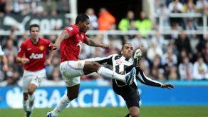 United y Tottenham ganan en la Liga Premier