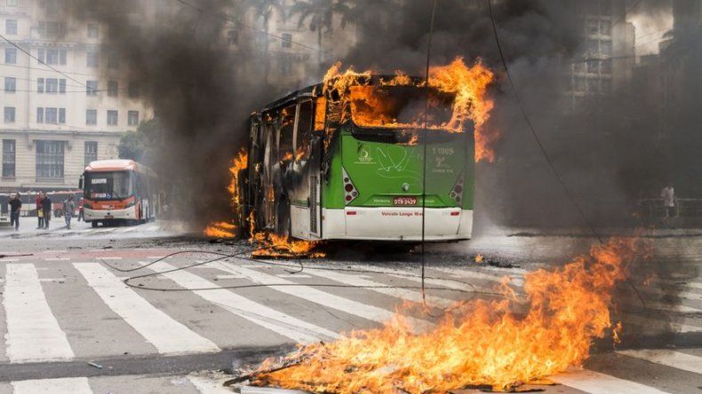 Incendian 17 vehículos en una ciudad brasileña por supuesta orden de presos