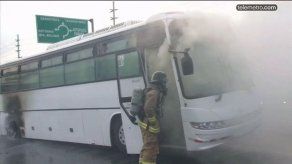 Autobús de turismo se incendia en la entrada de Colón