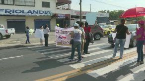 Docentes y padres de familia de Escuela Ernesto T. Lefevre realizan marcha