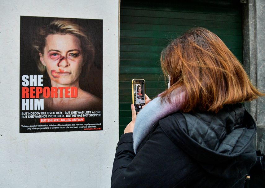 Una mujer observa un póster que muestra a la presidenta de la Comisión Europea