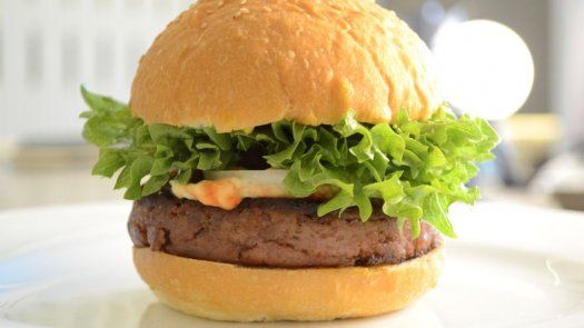 Vietnam lanza las hamburguesas de grillo, nutritivas y ecológicas