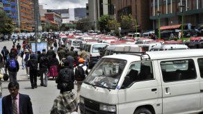 Choferes bolivianos realizan plantón ante consulado chileno con reclamos