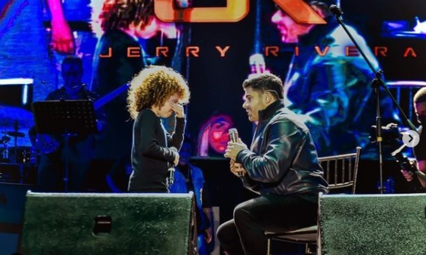 Jerry Rivera conmueve a sus fans al cumplir el sueño de un niño en pleno concierto en Ecuador