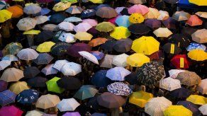 Miles de personas abren sus paraguas en homenaje a un mes de rebelión civil