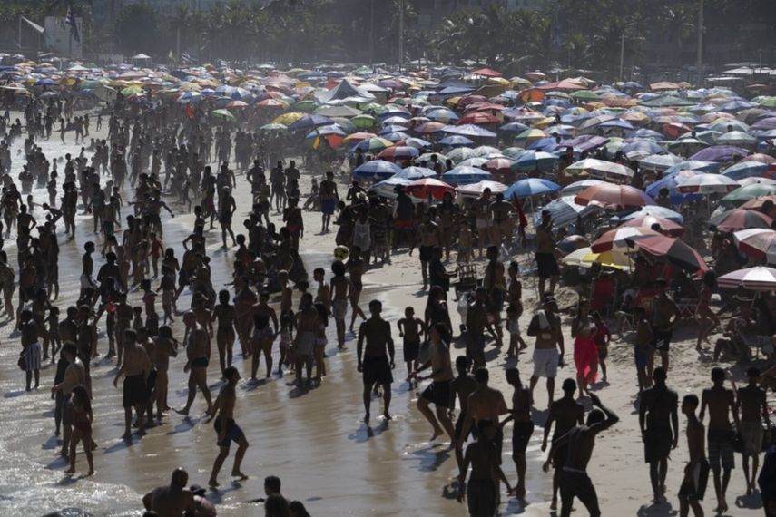 Sofocante ola de calor golpea Río de Janeiro en la previa del Carnaval