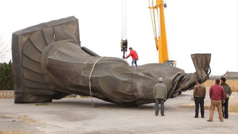 El viento derriba una estatua del primer emperador de China
