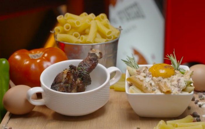 Receta: Pollo frito acaramelado acompañado de pasta con Bacon