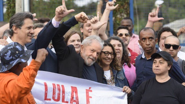 Lula salió de la cárcel, ovacionado por sus partidarios