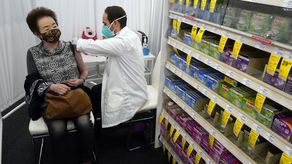 La Casa Blanca dijo que más de dos de cada tres vacunas de COVID-19 se administran en farmacias locales.