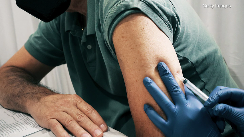 Persona siendo vacunada