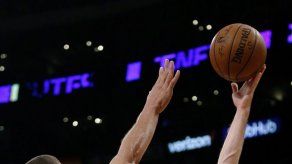 Dragic impulsa al Heat en triunfo 92-91 sobre Lakers