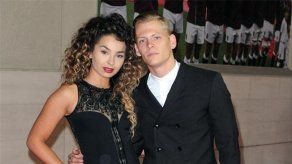 Cantante Ella Eyre y su novio Lewi Morgan ponen rumbo a México