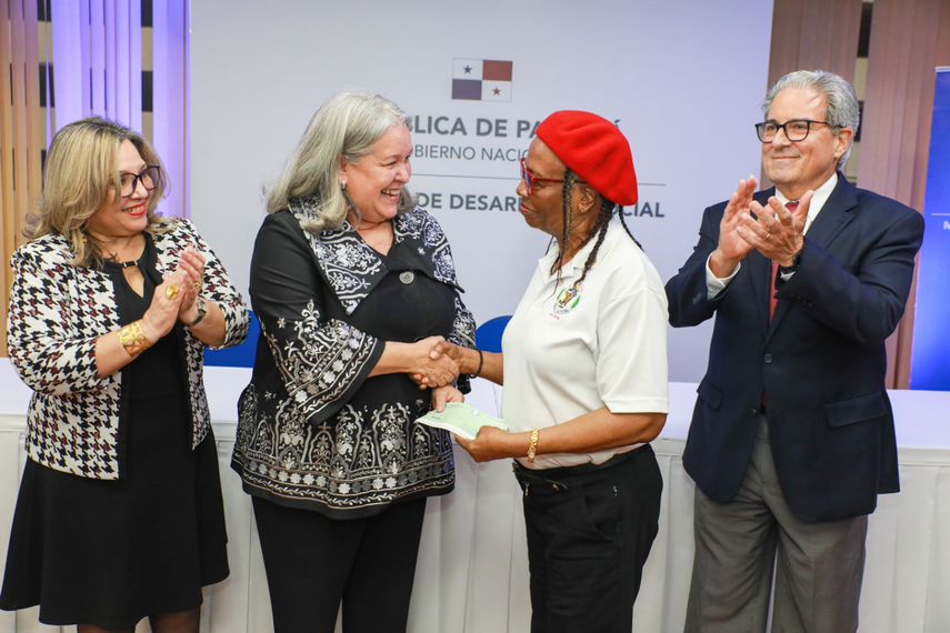 MIDES realiza el primer pago de pensión vitalicia a mártires