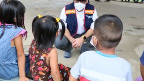 El defensor del Pueblo EduardoLeblanc junto a varios niños.