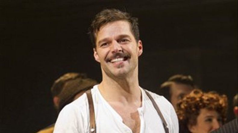 Fans simpatizan con Ricky Martin, se quedó fuera en ropa interior