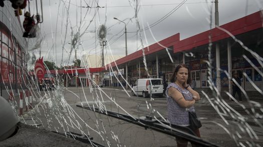 El alcalde de Járkiv, Ihor Terekhov, dijo que los ataques del jueves temprano tuvieron como objetivo una de las áreas más pobladas de la ciudad.