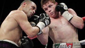 Canelo Alvarez confirma defensa de su corona contra Amir Khan