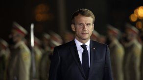 Macron paseó por la iglesia, cuyos muros aún muestran los agujeros de balas, en medio de estrictas medidas de seguridad mientras un sacerdote le hablaba sobre el edificio, construido en el siglo XIX.