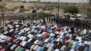 Musulmanes protestan orando frente a santuario en Jerusalén