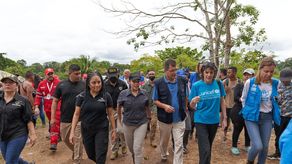 El comisionado europeo estuvo acompañado por la vicecanciller Marta Elida Gordón, y personal de la Cruz Roja panameña y Unicef Panamá.