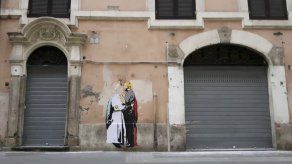 Aparece en el centro de Roma un dibujo del papa y Trump besándose