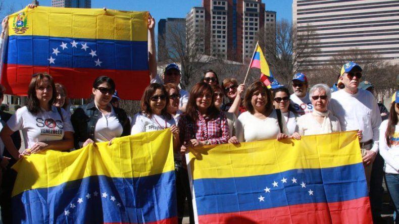 Recogen firmas en pro de reapertura del consulado de Venezuela en Miami
