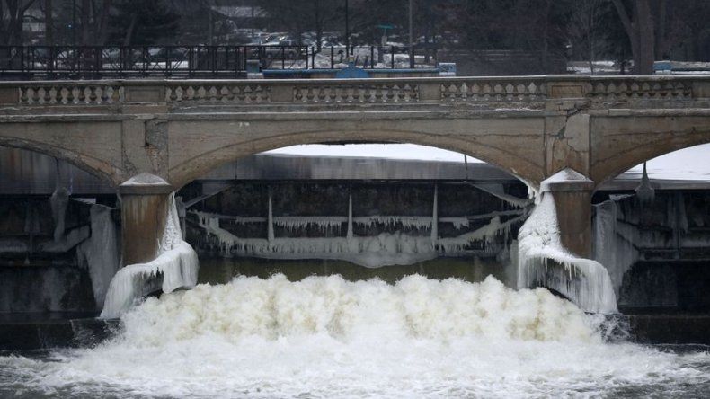 Ofrecen plan para corregir problema del agua en Flint