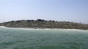 Surge isla frente a Pakistán tras terremoto