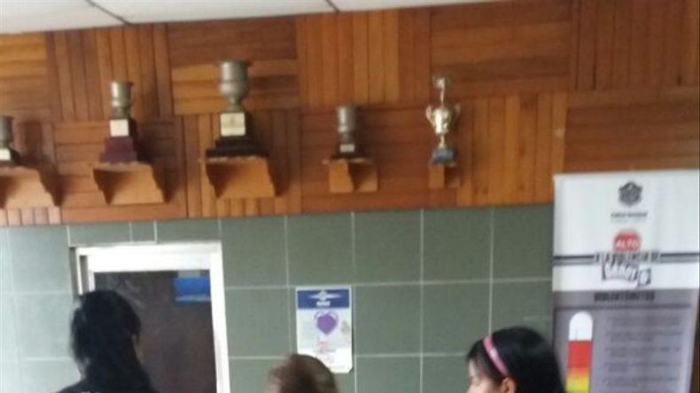 Imputan cargos por complicidad a madre de sujeto vinculado a homicidio de docente