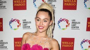 Un piano lamido por Miley Cyrus se vende por 50.000 dólares